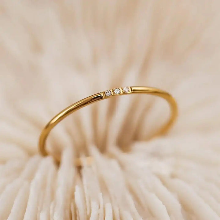 Bague Délicate Empilable à Trois Pierres