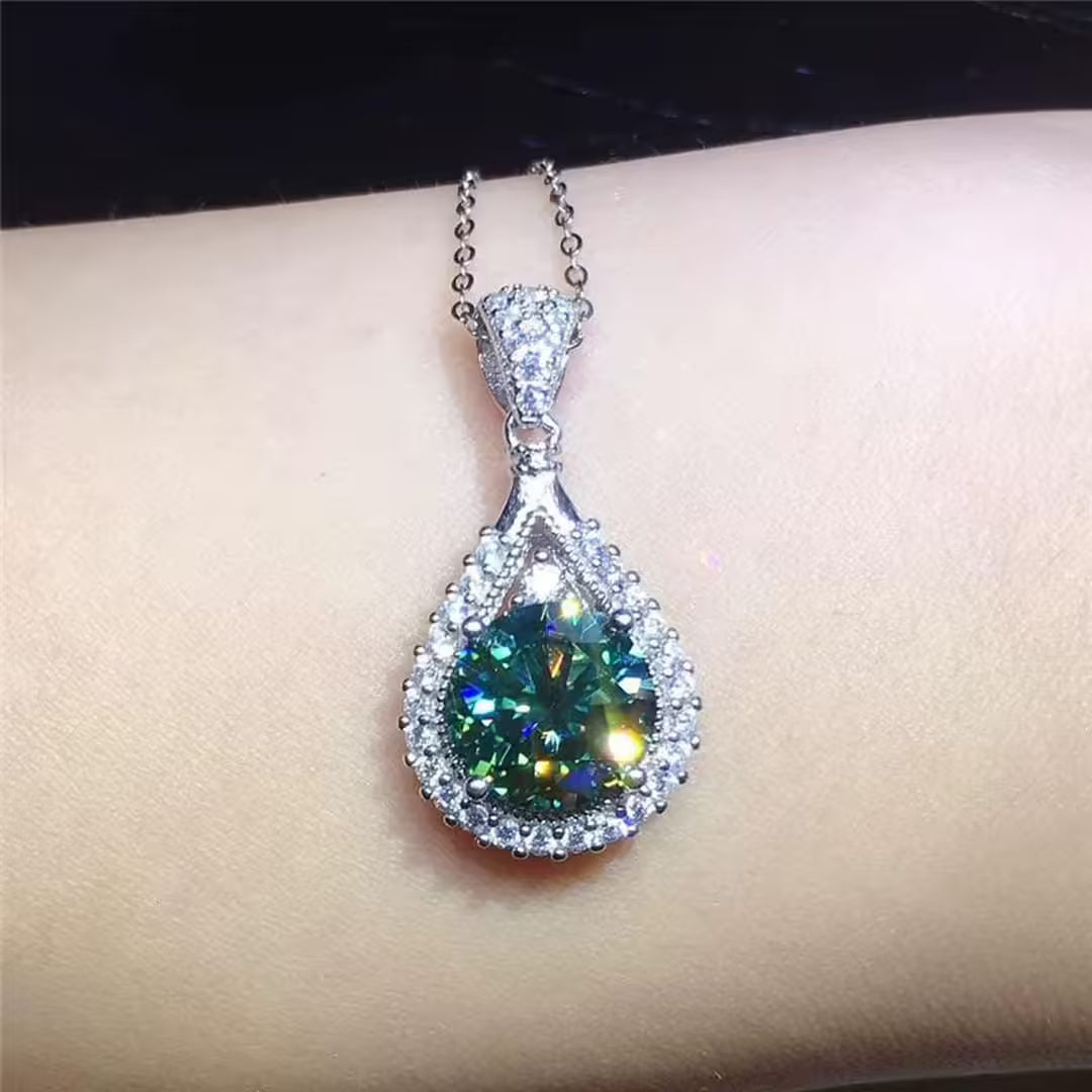 Collier Émeraude Radieuse en Forme de Goutte