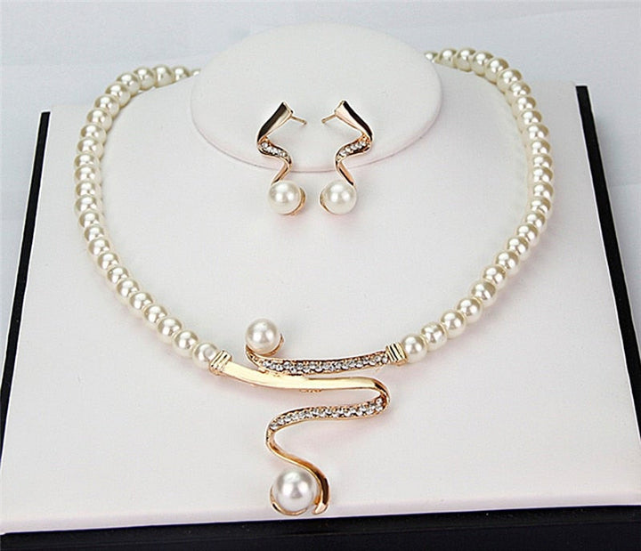 Pernille Natural Pearl Necklace and Earring Set