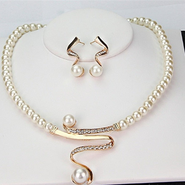 Pernille Natural Pearl Necklace and Earring Set