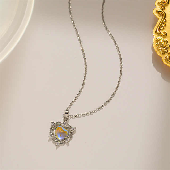 Collier délicat en cœur irisé Halo