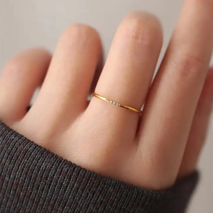 Bague Délicate Empilable à Trois Pierres