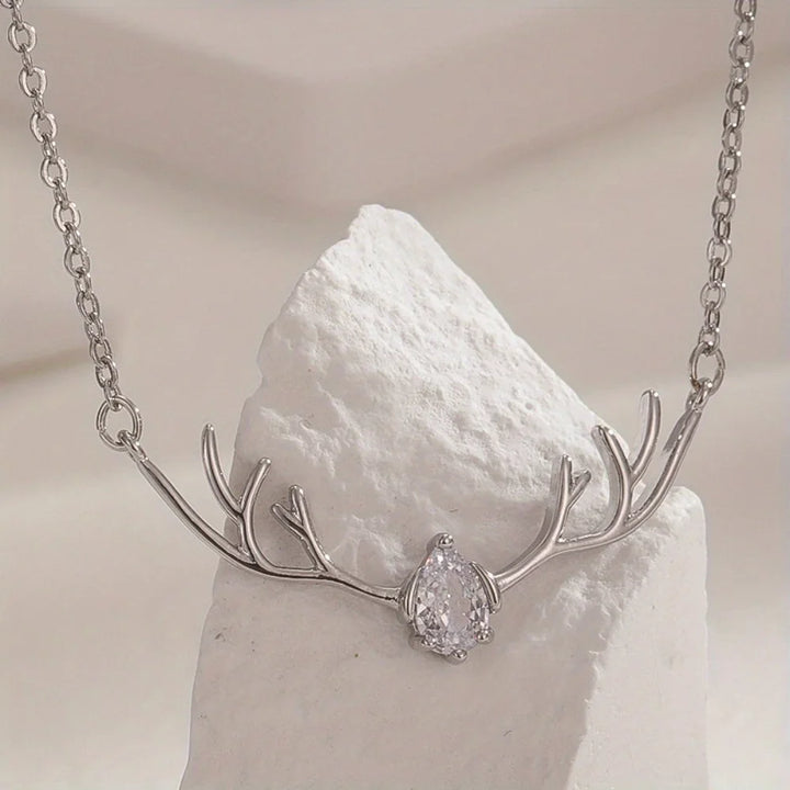 Collier en Bois de Cerf avec Pendentif Cœur Élégant