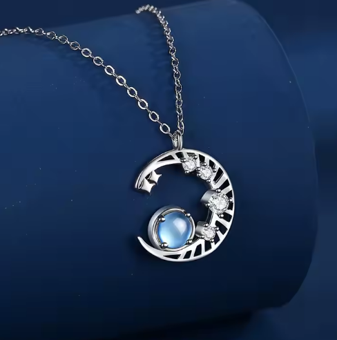 Collier en Pierre de Lune Céleste en forme de Croissant