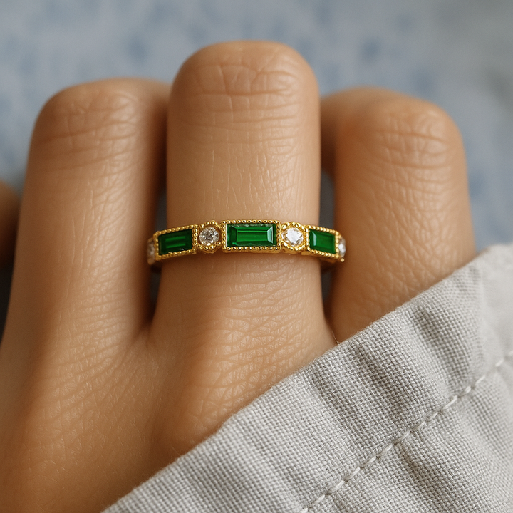 Bague en or avec incrustation de zirconium vert