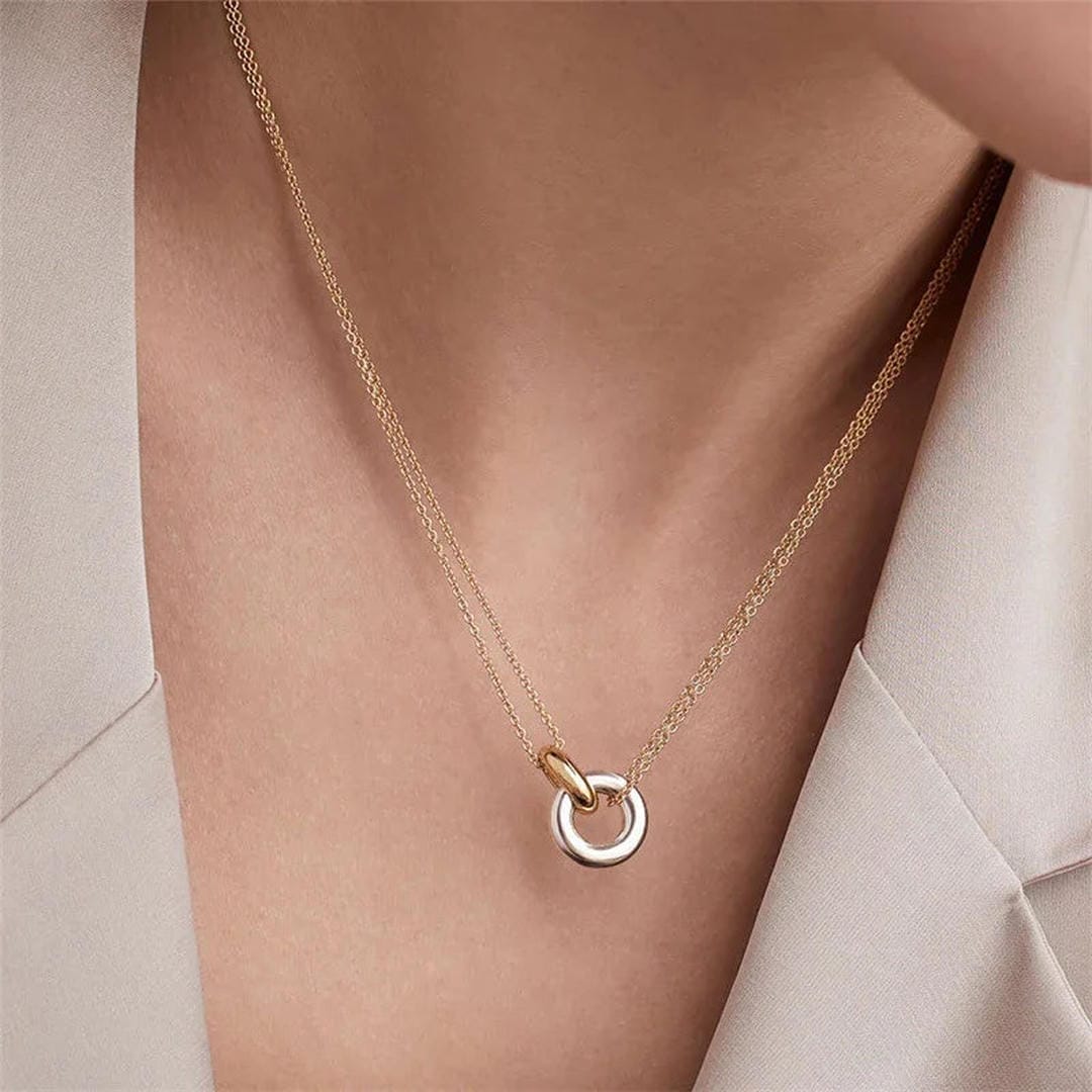 Collier Éblouissant avec Accent en Anneau