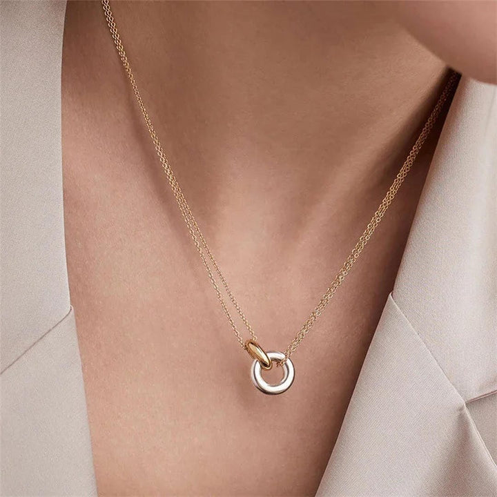 Collier Éblouissant avec Accent en Anneau