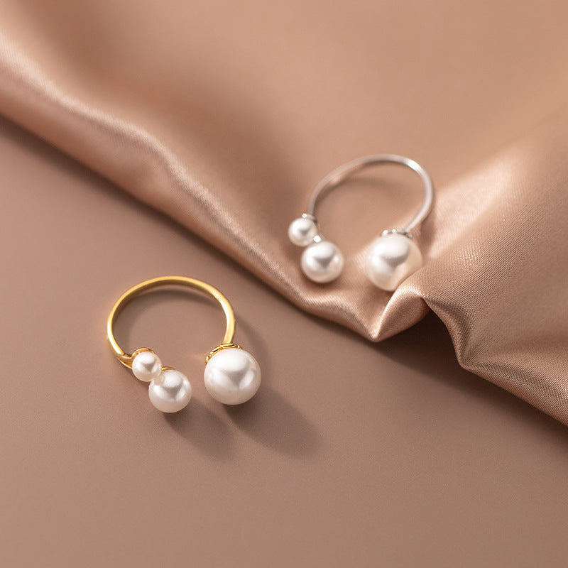 Elegant Ring with Three Pearls