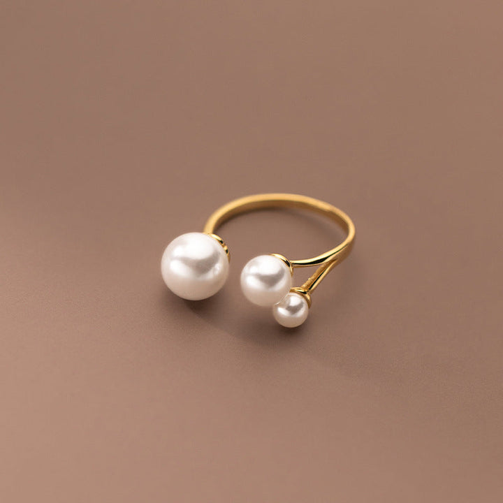 Elegant Ring with Three Pearls