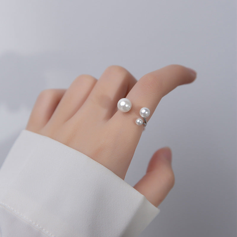 Elegant Ring with Three Pearls