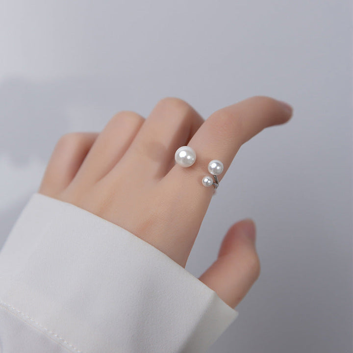 Elegant Ring with Three Pearls