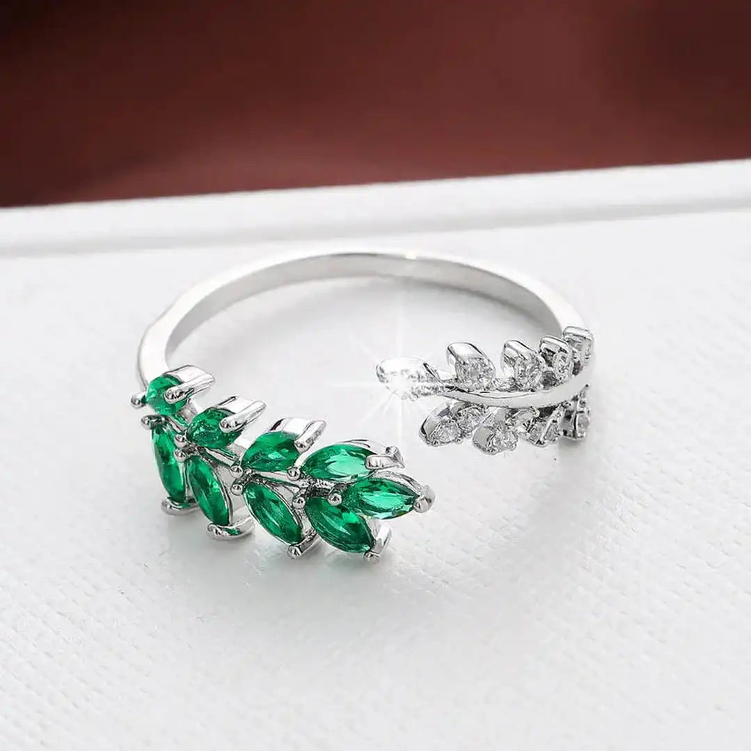 Bague délicate en émeraude verte en forme de feuille