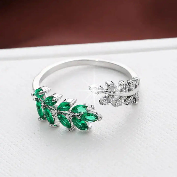 Bague délicate en émeraude verte en forme de feuille