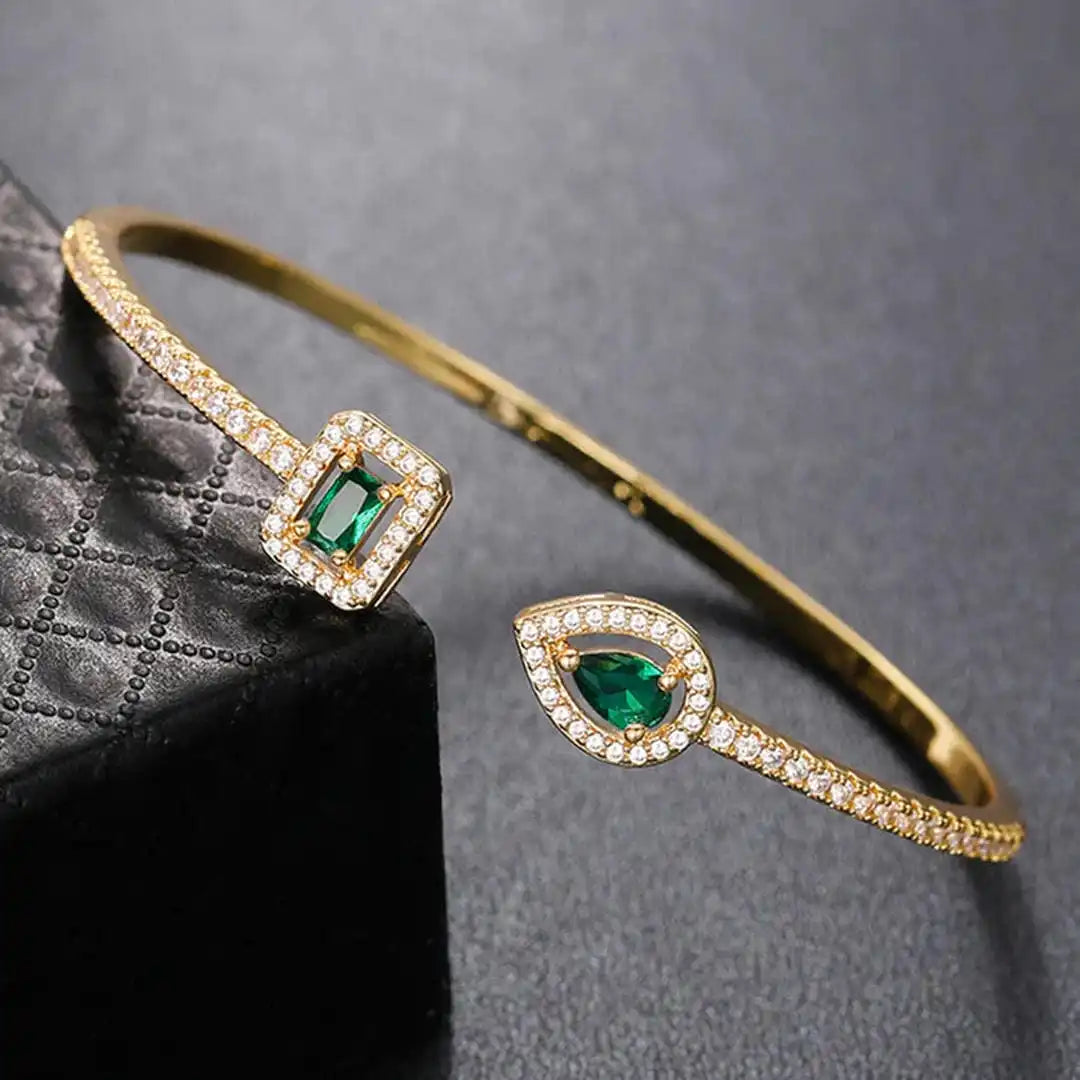 Bracelet Ouvert Élégant en Émeraude