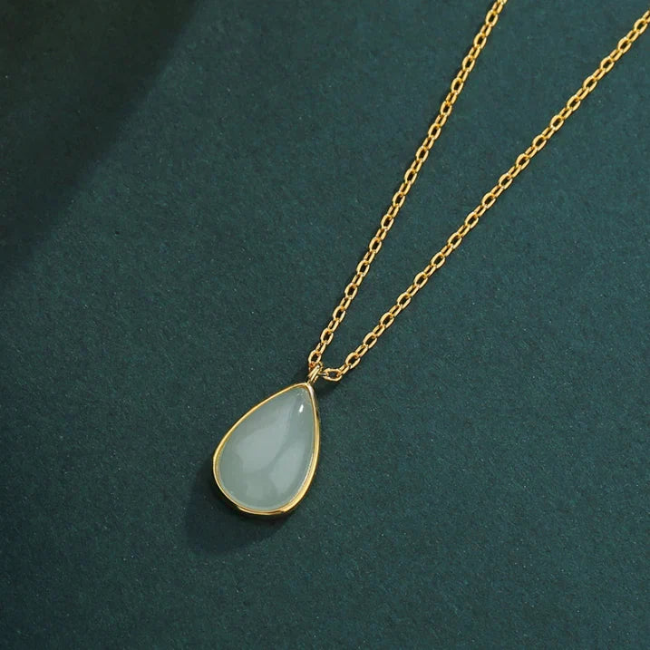 Collier délicat en calcédoine verte en forme de goutte