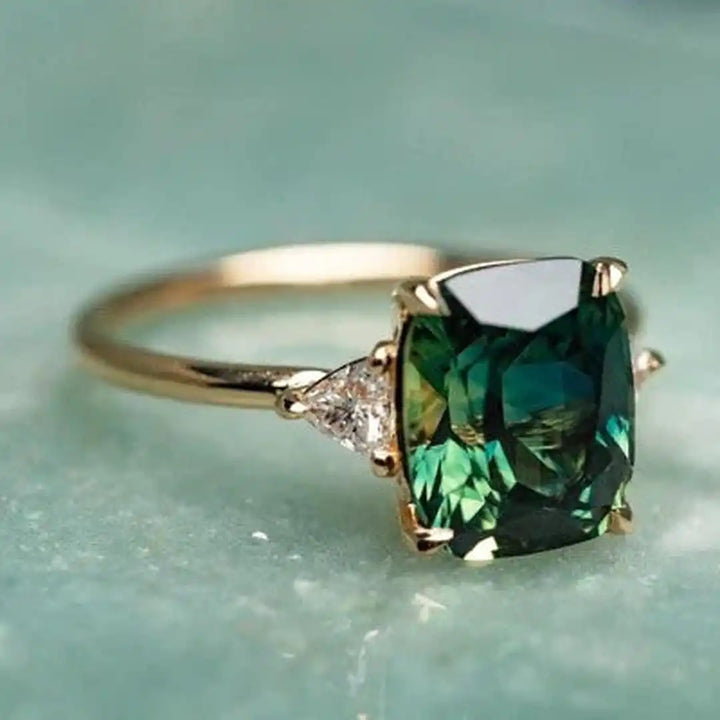 Bague en Or avec Pierre Précieuse Verte au Style Vintage