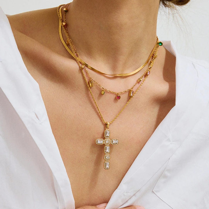 Collier en Croix Dorée Éclatante