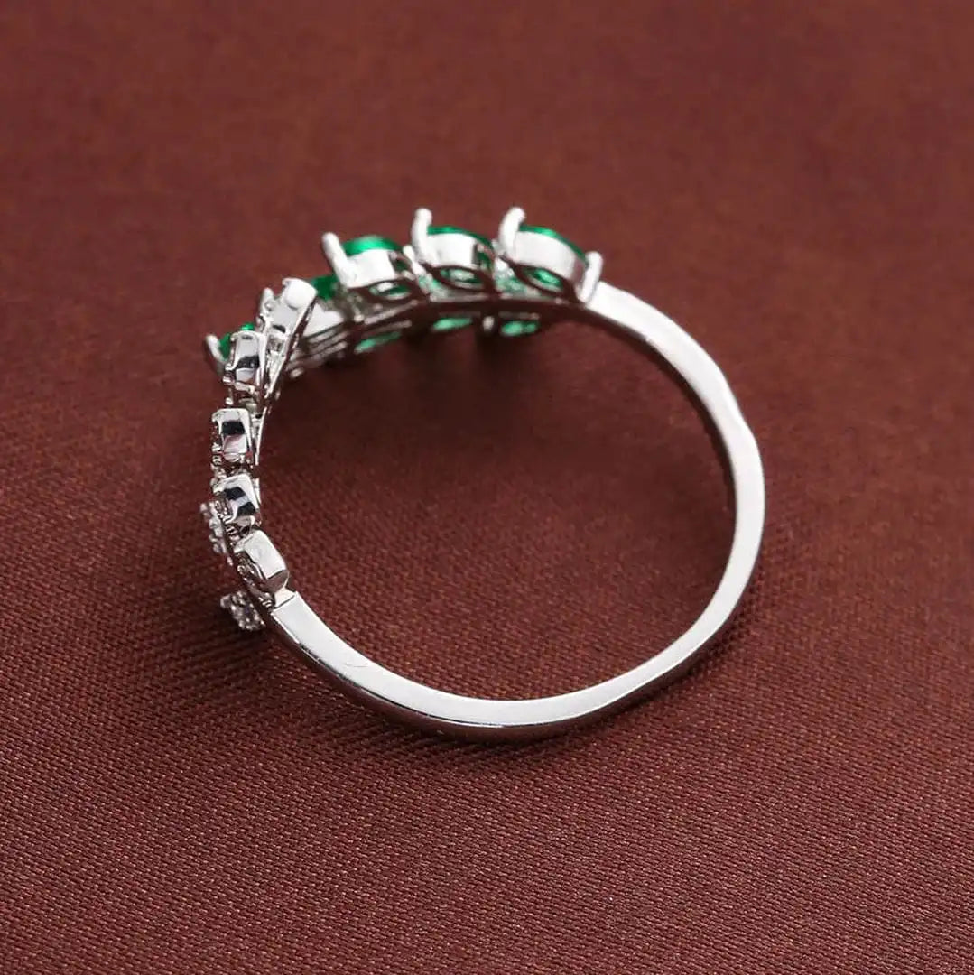 Bague délicate en émeraude verte en forme de feuille
