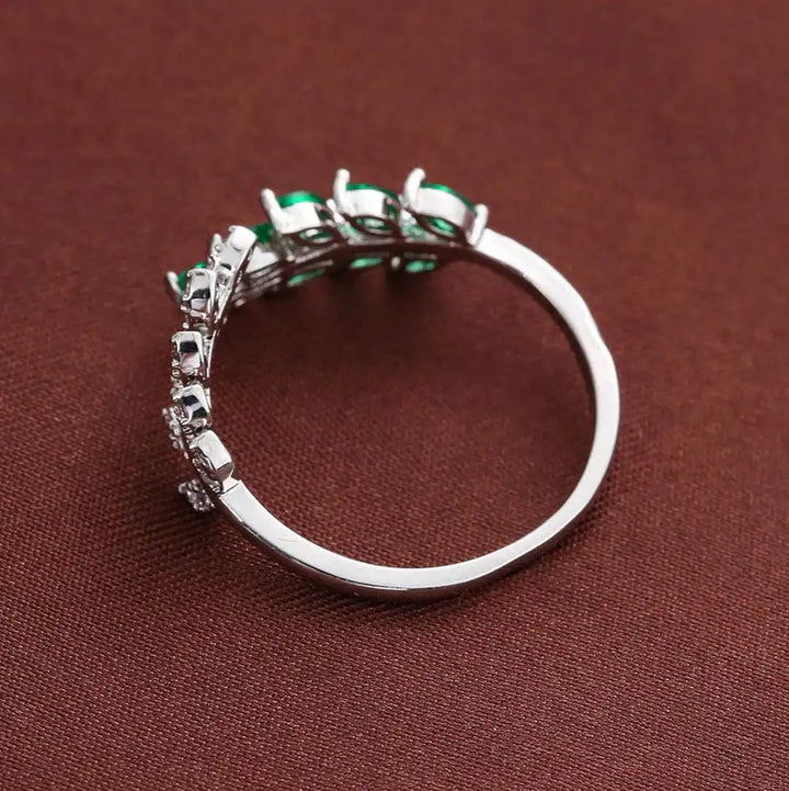 Bague délicate en émeraude verte en forme de feuille