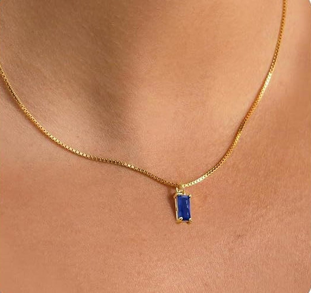 Collier Pendentif Minimaliste en Saphir