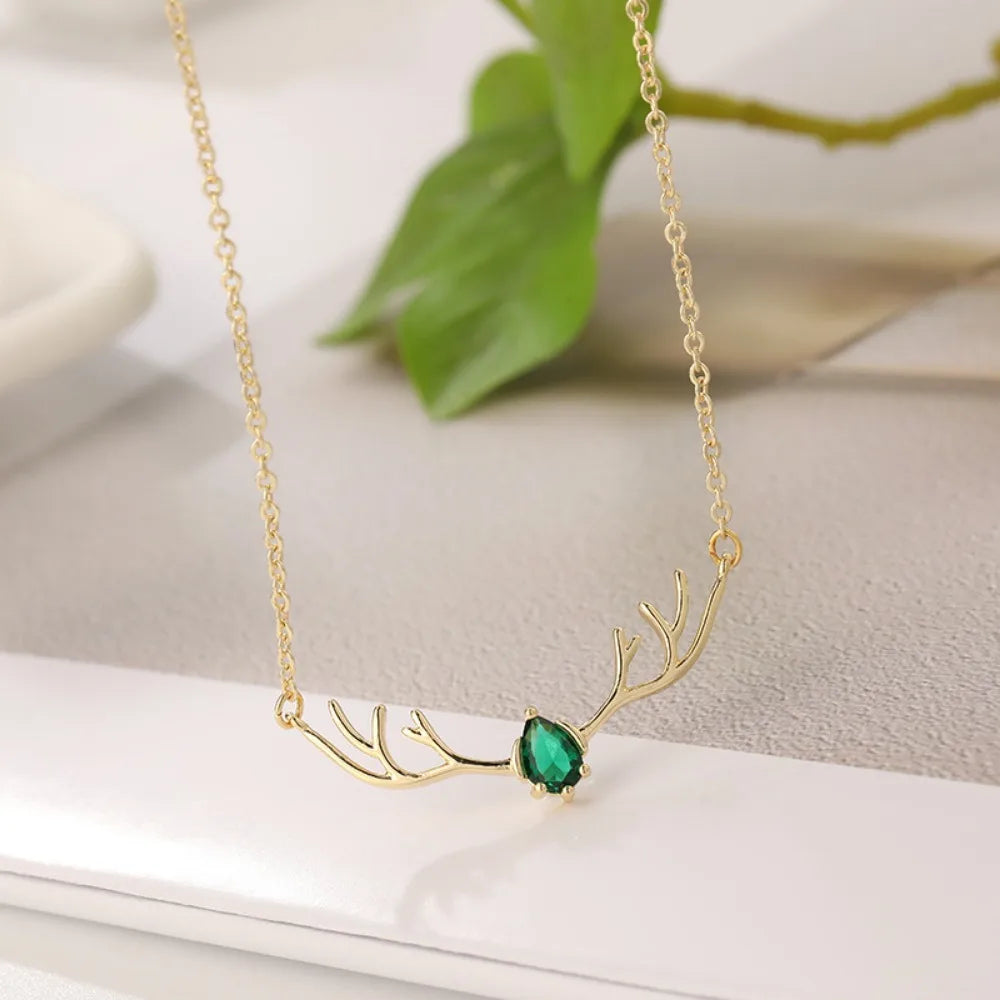 Collier en Bois de Cerf avec Pendentif Cœur Élégant
