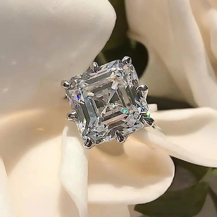 Bague intemporelle en zircon cubique doré