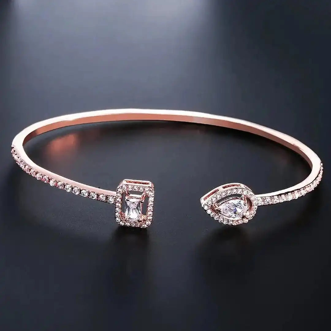 Bracelet ouvert en or avec deux pierres