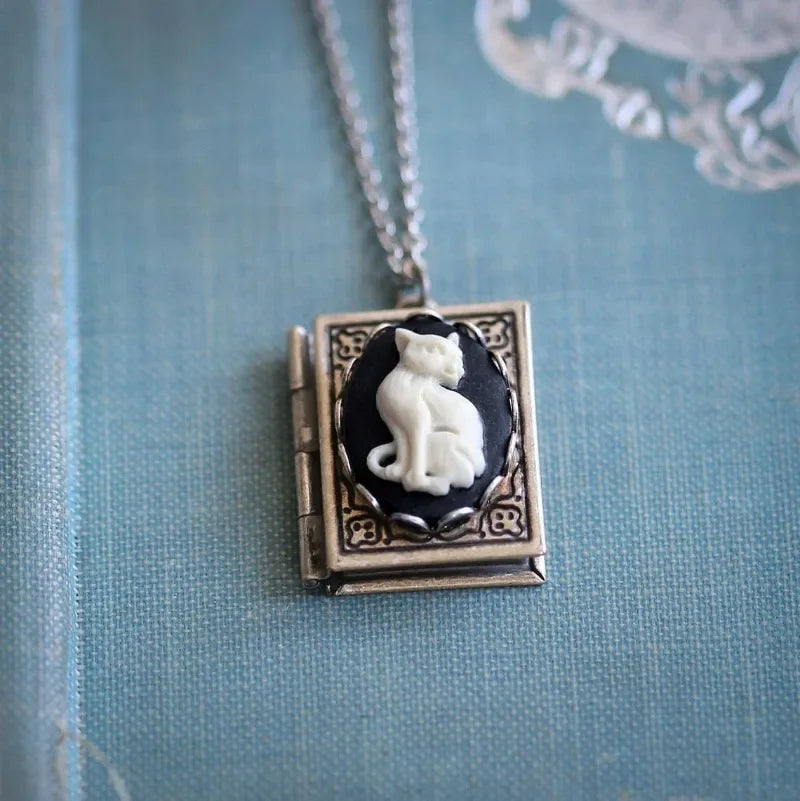 Collier Pendentif Livre Vintage Chat – Design à Page Rotative
