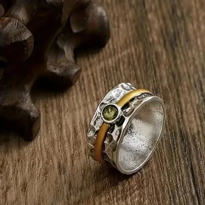 Bague en argent martelé avec or et péridot