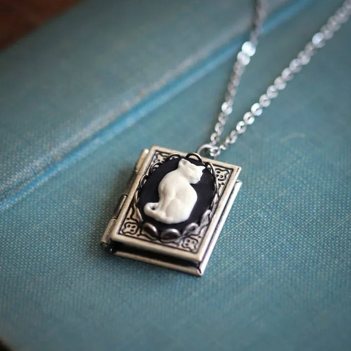 Collier Pendentif Livre Vintage Chat – Design à Page Rotative