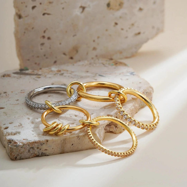 Bague de déclaration élégante avec cristaux superposés