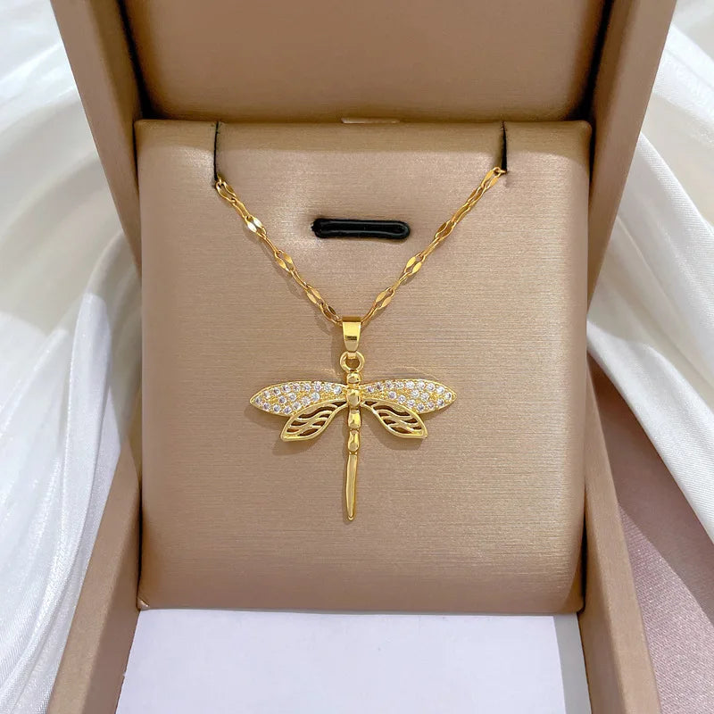 Collier Libellule en Cristal – Symbole de Métamorphose et de Beauté
