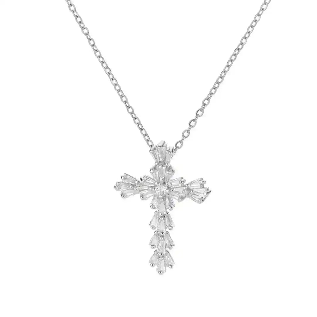 Collier Intemporel en Zirconium Argenté avec Croix
