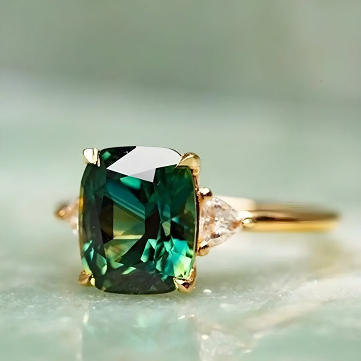 Bague Élégante en Émeraude Carrée