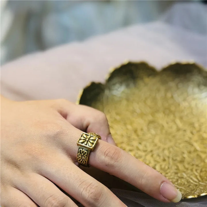 Bague en Or Sculptée avec Fleurs Carrées