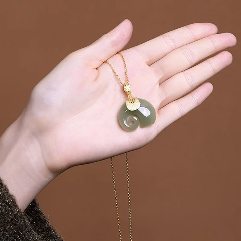 Collier Pendentif Éléphant en Jade Hetian – Chaîne en Or 18K Plaqué pour Femmes