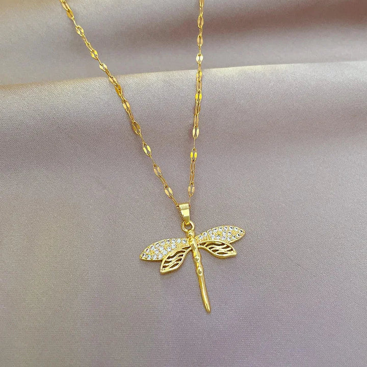 Collier Libellule en Cristal – Symbole de Métamorphose et de Beauté