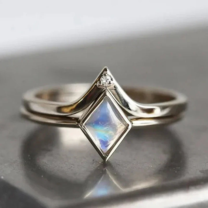 Bague Opale Rhombique Élégante et Intemporelle