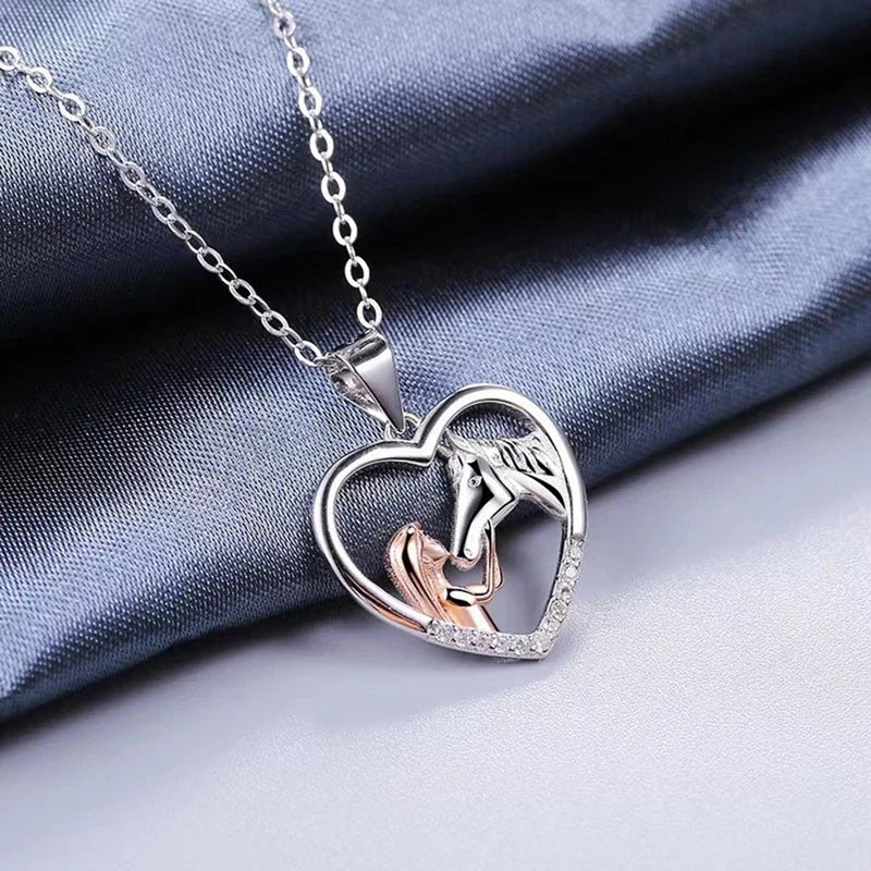 Collier en zircon avec cœur, fille et cheval