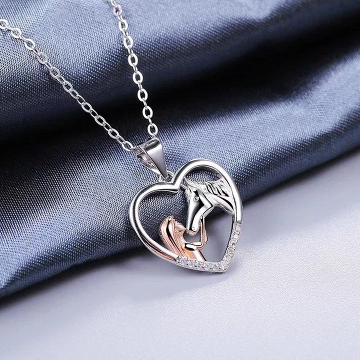 Collier en zircon avec cœur, fille et cheval