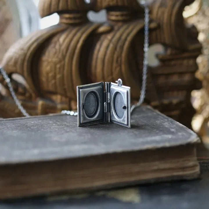 Collier Pendentif Livre Vintage Chat – Design à Page Rotative