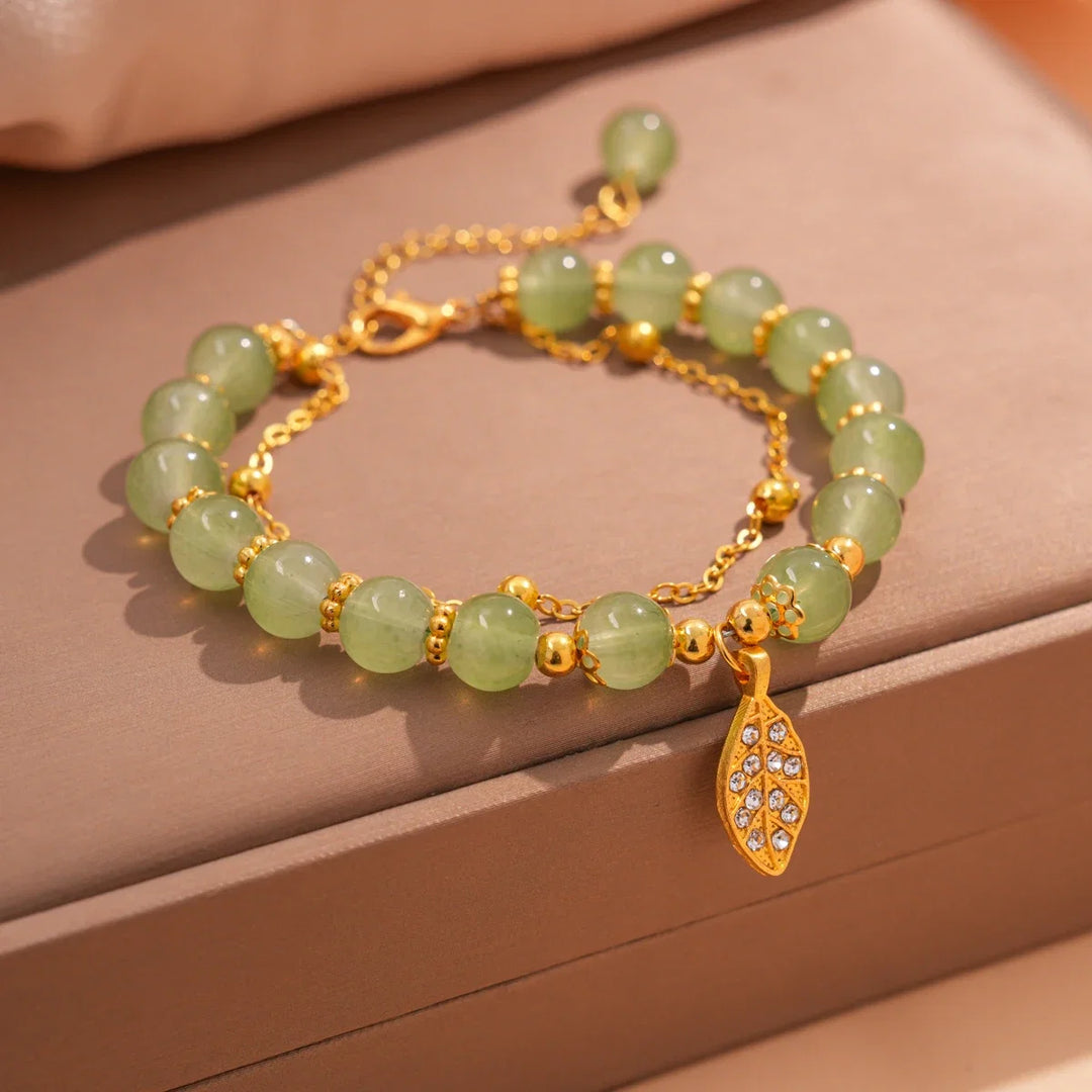 Bracelet en perles de jade avec un charme en forme de feuille