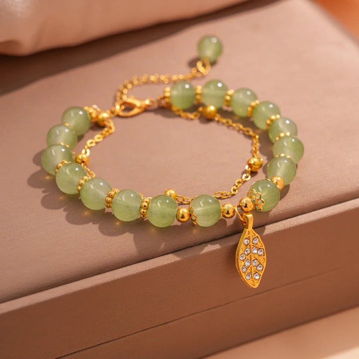 Bracelet en perles de jade avec un charme en forme de feuille