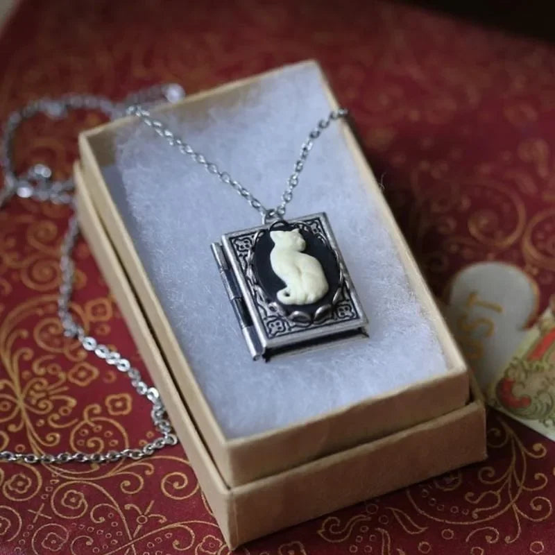 Collier Pendentif Livre Vintage Chat – Design à Page Rotative