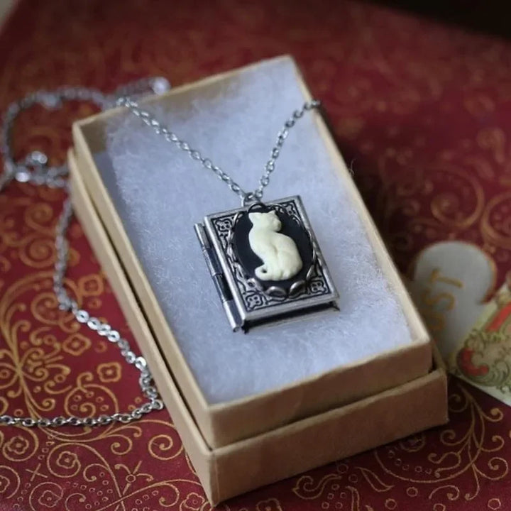 Collier Pendentif Livre Vintage Chat – Design à Page Rotative