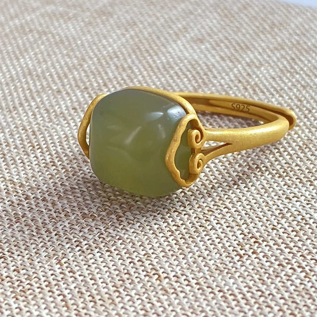 Bague en jade poli à tige carrée