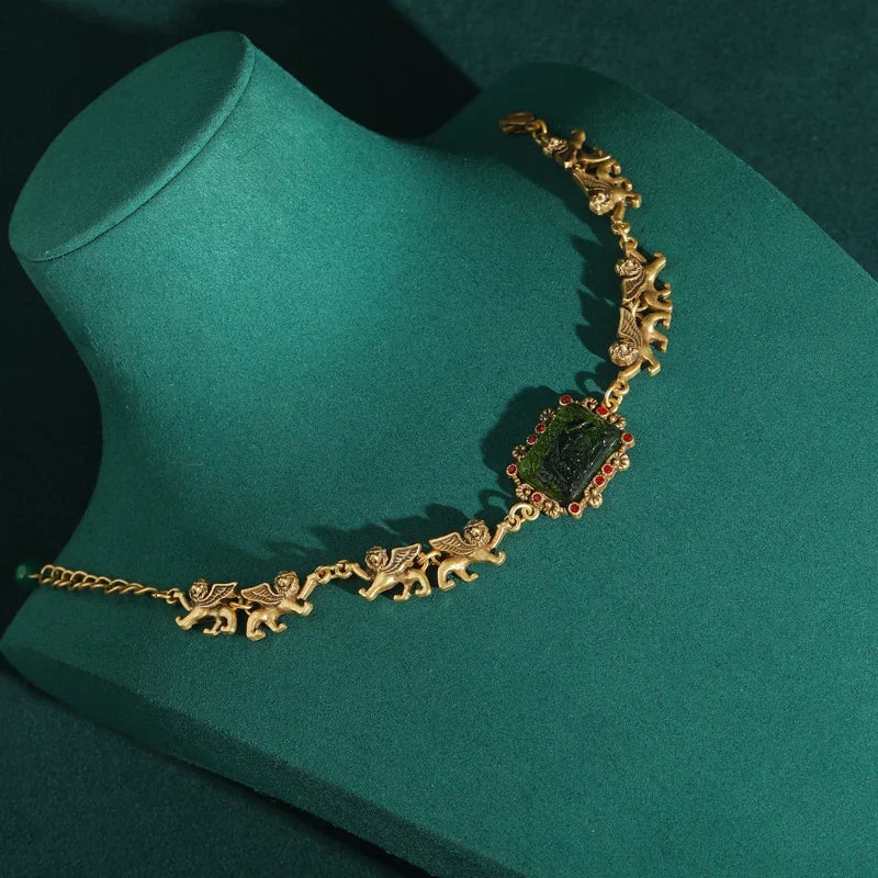 Bracelet en perles carrées avec un charme de lion baroque