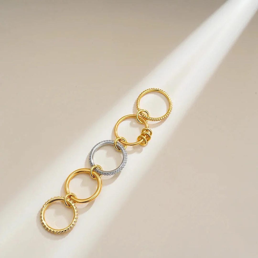 Bague de déclaration élégante avec cristaux superposés