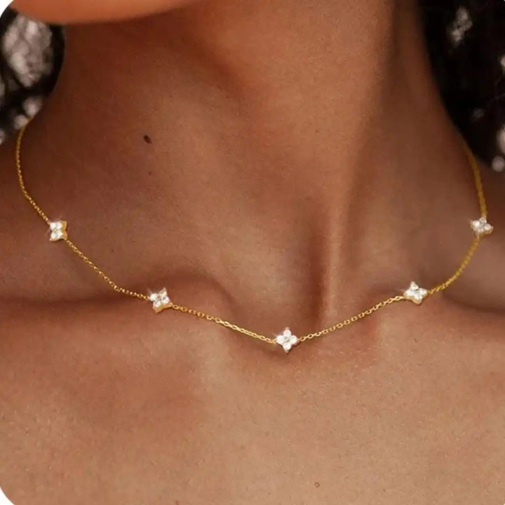 Collier en zircone incrusté de fleurs magnifique