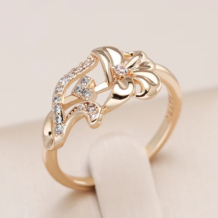 Bague en zirconia avec courbe de pétale raffinée